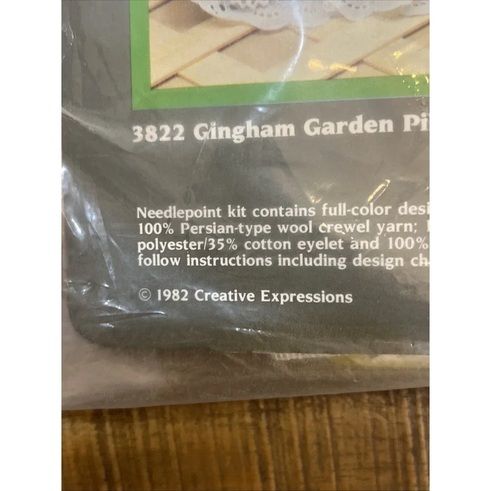Two Creative Expressions Gingham Garden Pillows Needlepoint Kit 3822 Vtg 1982